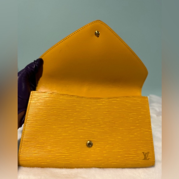 Louis Vuitton Clutch Epi Yellow. Authentic and pre-owned. - Picture 6 of 10